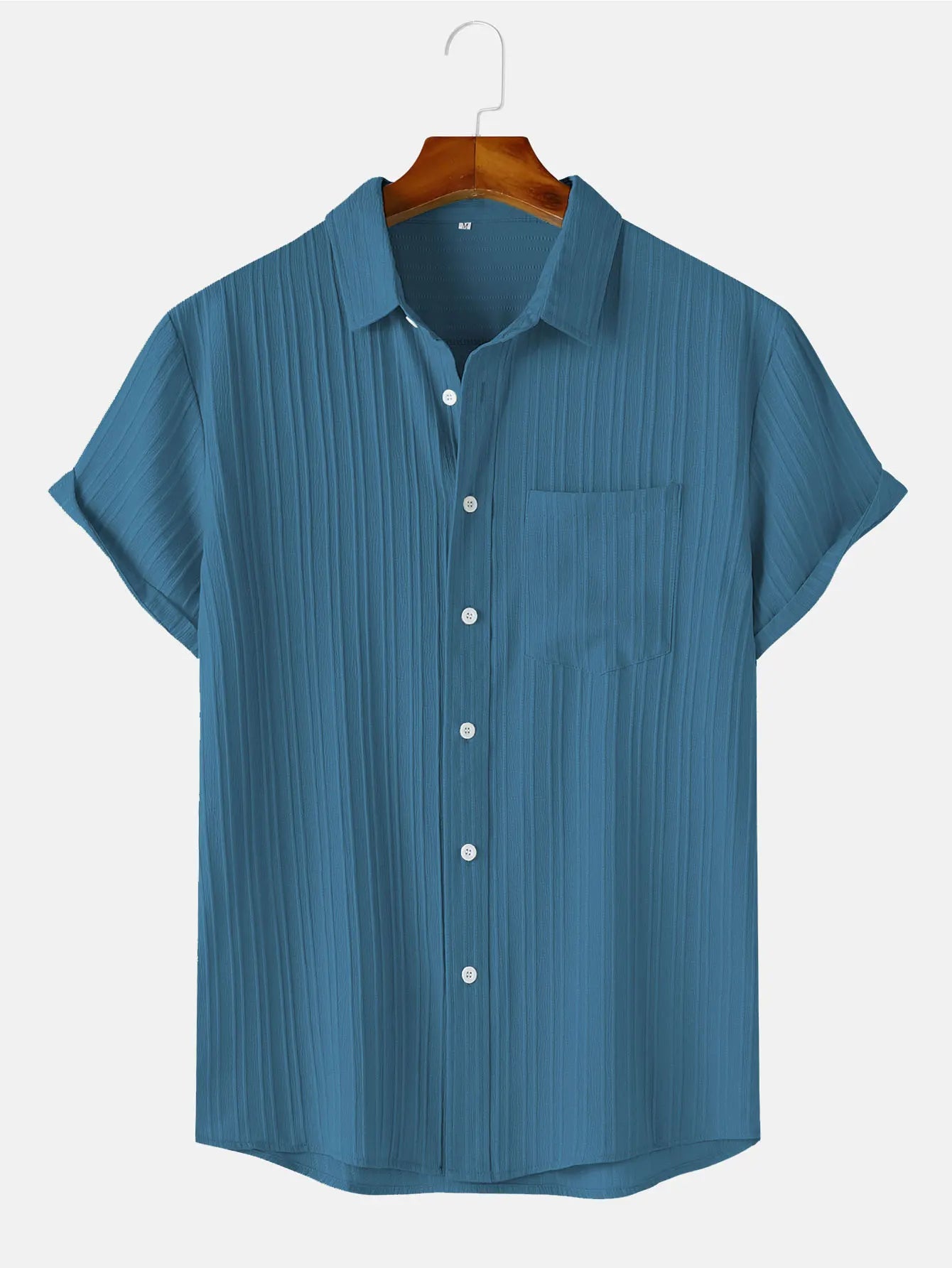 Chemise de plage à manches courtes boutonnée couleur turquoise, avec plis verticaux et poche poitrine, conçue pour les hommes.