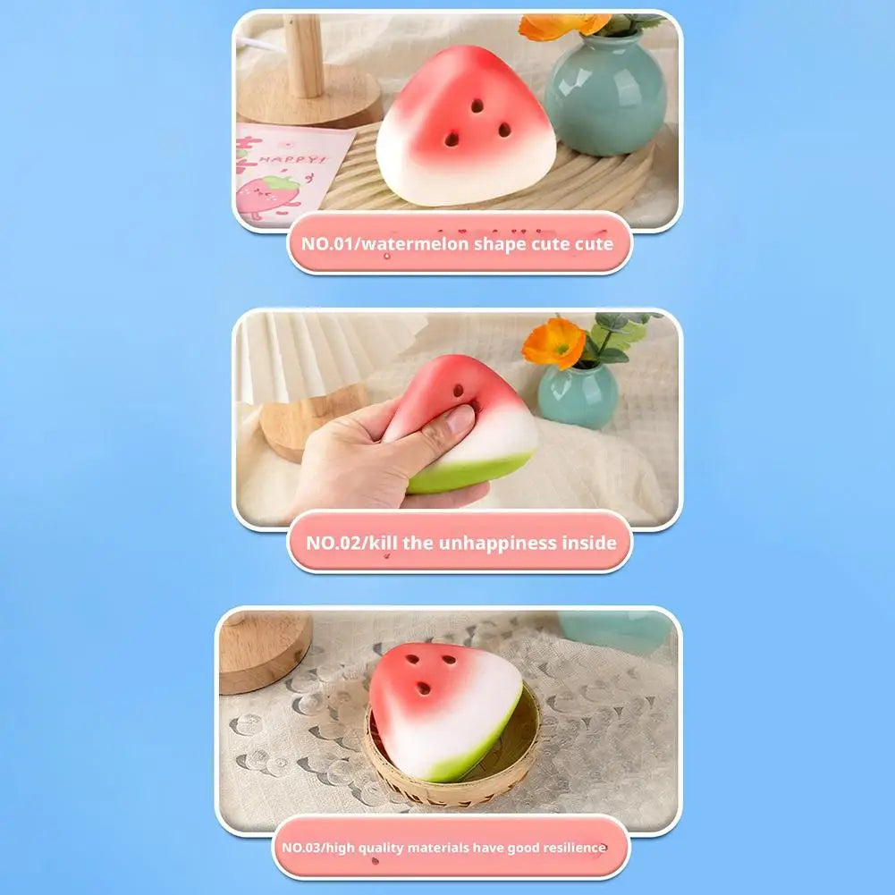 Ein weicher, formbarer Wassermelonen-förmiger Squeeze-Gegenstand in leuchtendem Pink und Grün mit weißer Rinde, entworfen als taktiler Stressabbau zur langsamen Steigerung.