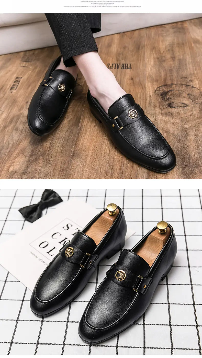Schwarze Lederslipper im eleganten Stil für Herren mit goldfarbenen Schnallenakzenten.