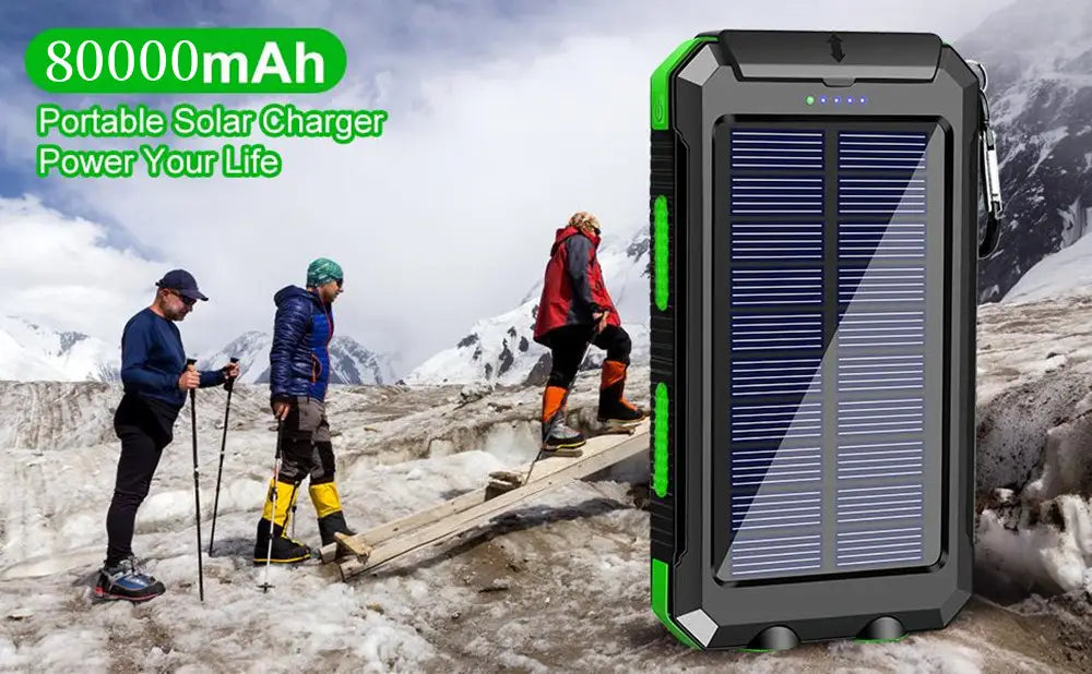 屋外での充電用に設計された、黒色および緑色の頑丈な携帯用ソーラー充電器（80000mAh 容量）。