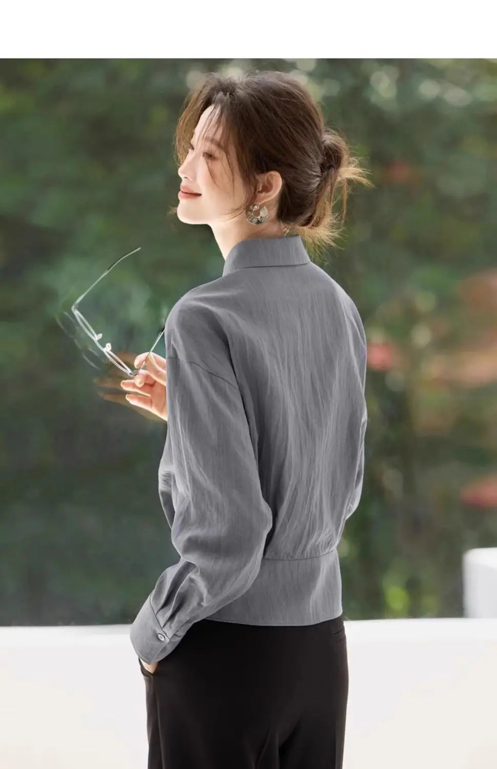 Blouse chemise manches longues grise claire, coupe ajustée, pour femmes, à texture subtile et col montant.