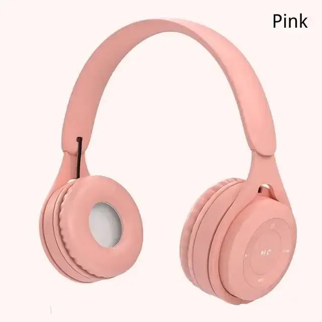 ピンクのワイヤレス・オーバーイヤーBluetoothヘッドホン。やわらかいパッド付きイヤーカップ、洗練されたミニマルデザイン、3.5mmオーディオポートを搭載し、途切れない使用のために長時間の充電に対応しています。