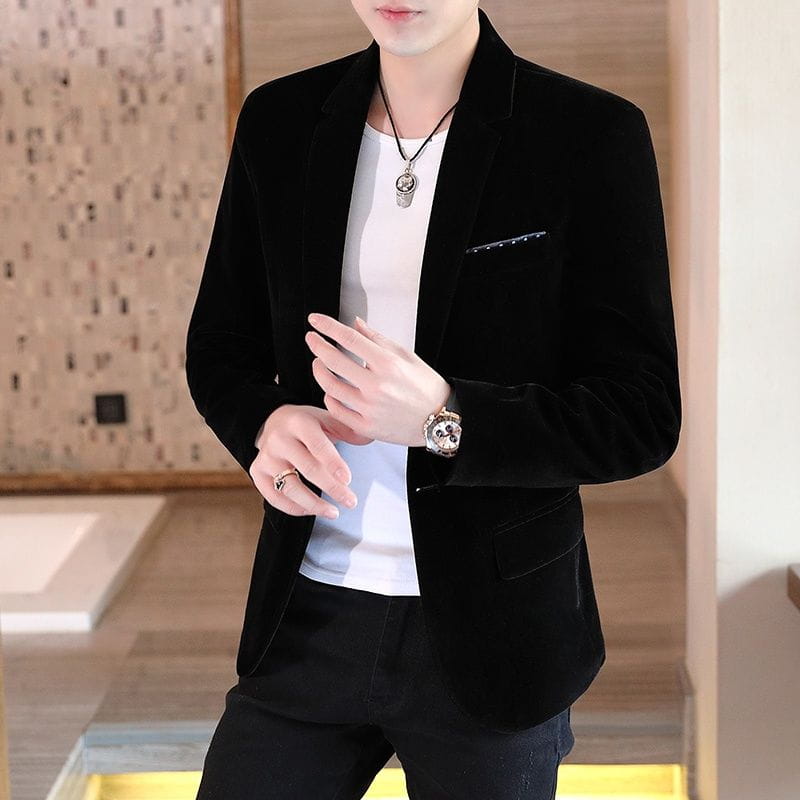 Veste de blazer en velours noire à coupe slim pour homme, mettant en avant un tissu en velours souple texturé et une coupe sur mesure pour des occasions formelles