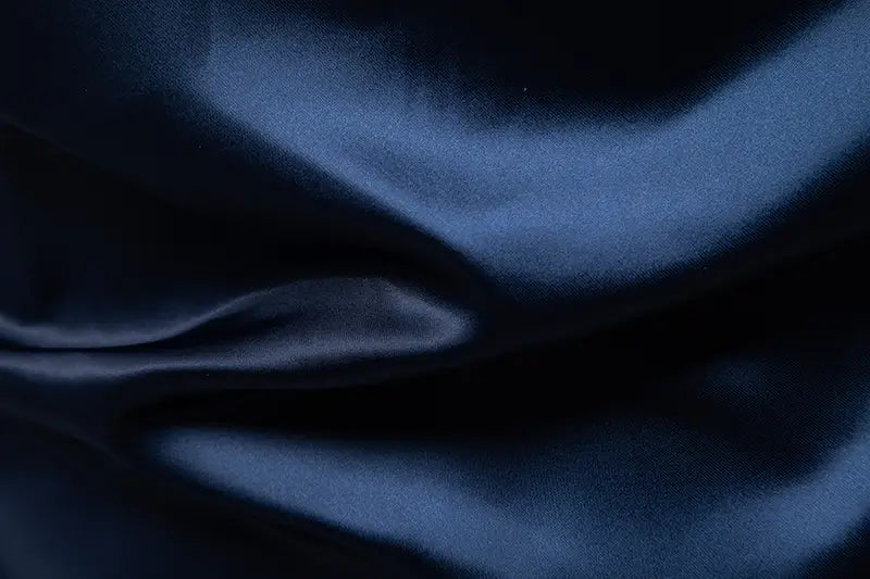 Herrenhemd mit goldfarbenem Besatz aus Satin in tiefem Navyblau mit glattem, glänzendem Satinstoff und fließenden Falten