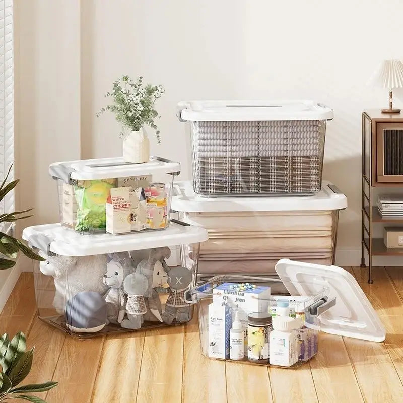 Boîte de rangement en plastique transparent, avec couvercle et loquets, comprenant des couvercles et poignées blancs, certains compartiments ayant des côtés en maille et une taille environ grande, pour des besoins de rangement polyvalents.