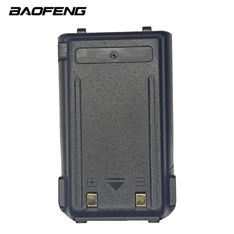 Schwarzer Baofeng-UV-10R-Akku mit strukturierter Oberfläche und goldfarbenen Anschlüssen zur Verwendung in einem Funkgerät mit einer Kapazität von 4800 mAh sowie USB-Laden.
