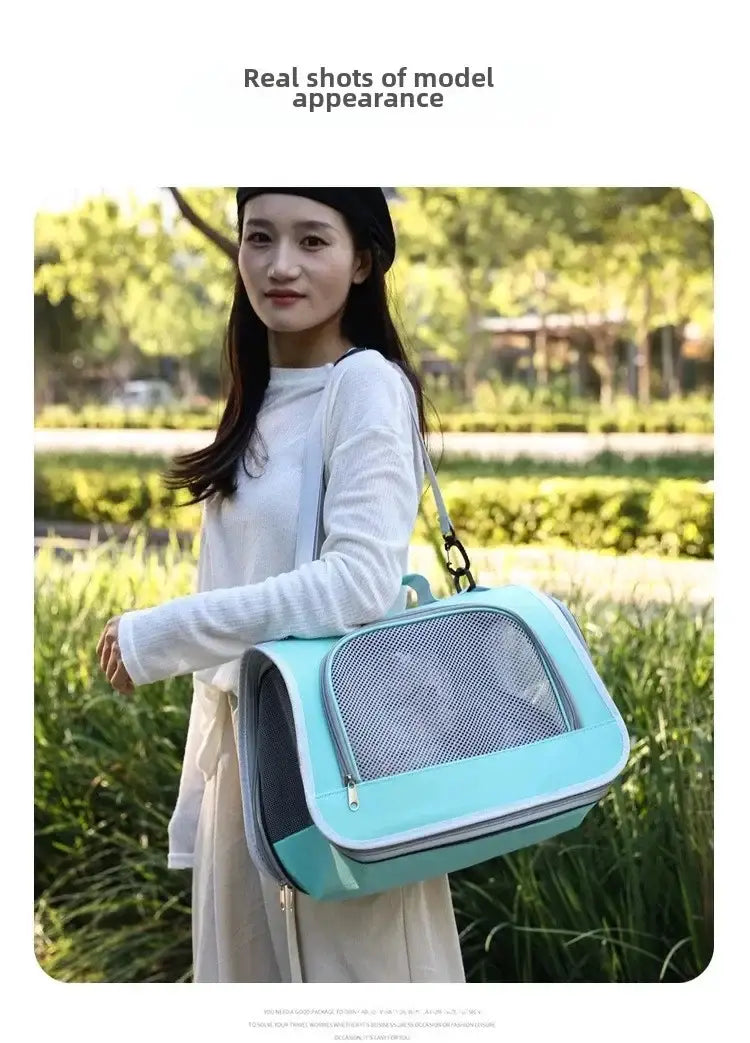 Sac bandoulière de transport pour animaux en maille respirante bleu clair, avec finitions noires et fenêtre en maille pour la ventilation.