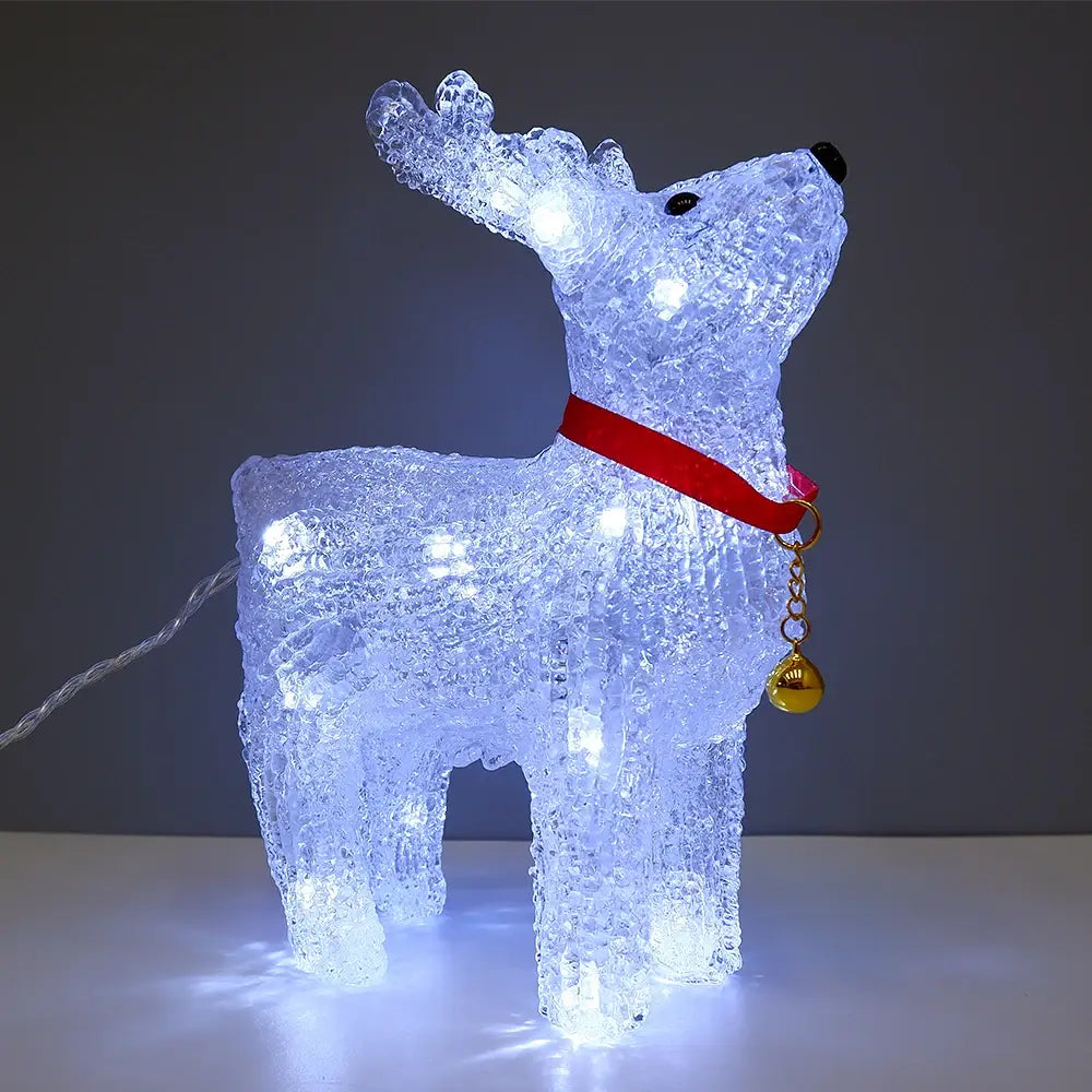 LED-Rentier-Weihnachtsornamentlicht mit einer beleuchteten weißen Figur mit rotem Halsband und goldener Glocke aus durchsichtigem, eisigem Material.