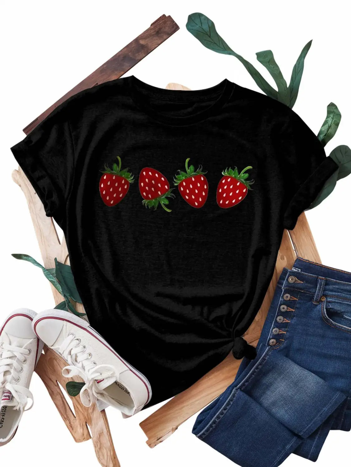 schwarzes Kurzarm-Freizeit-T-Shirt mit einer Reihe von vier bestickten Erdbeeren mit grünen Stielen und weißen Samen.