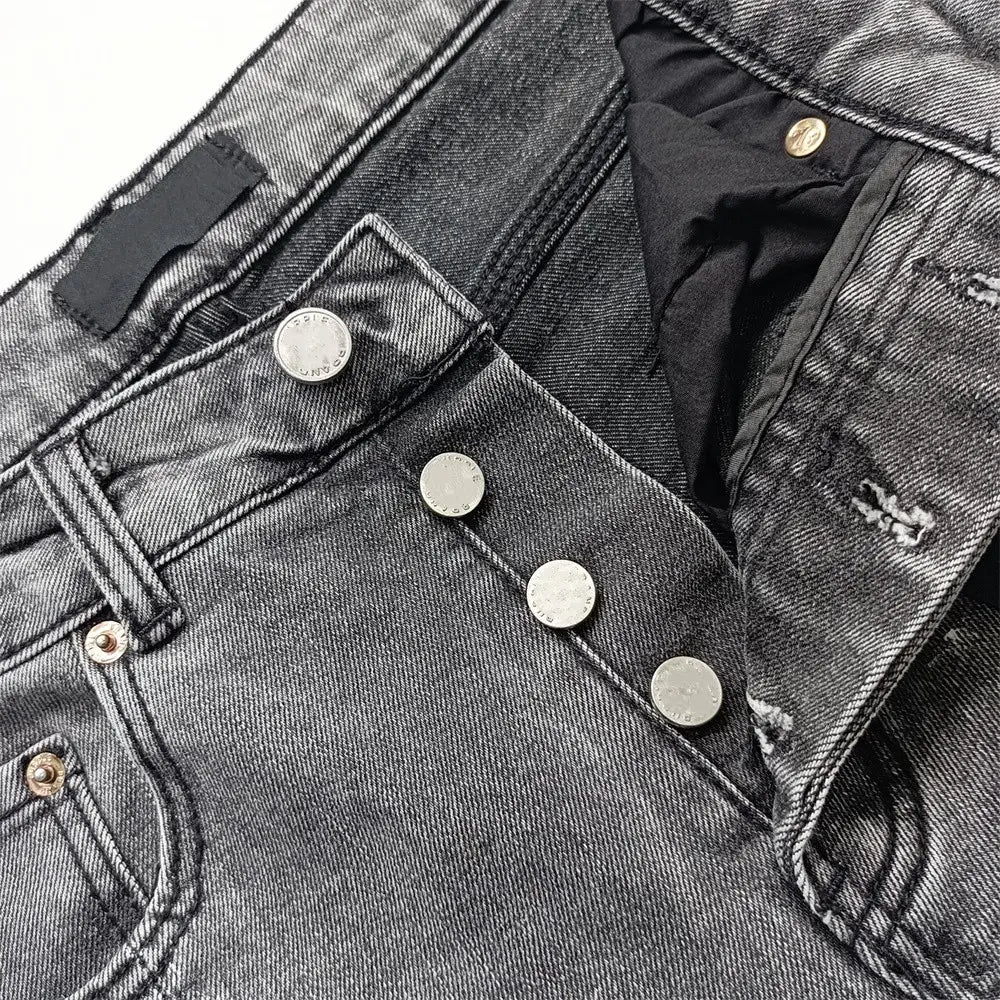 Jeans skinny déchirés pour hommes en denim gris foncé, avec boutons métalliques ton argent et une texture légèrement déchirée