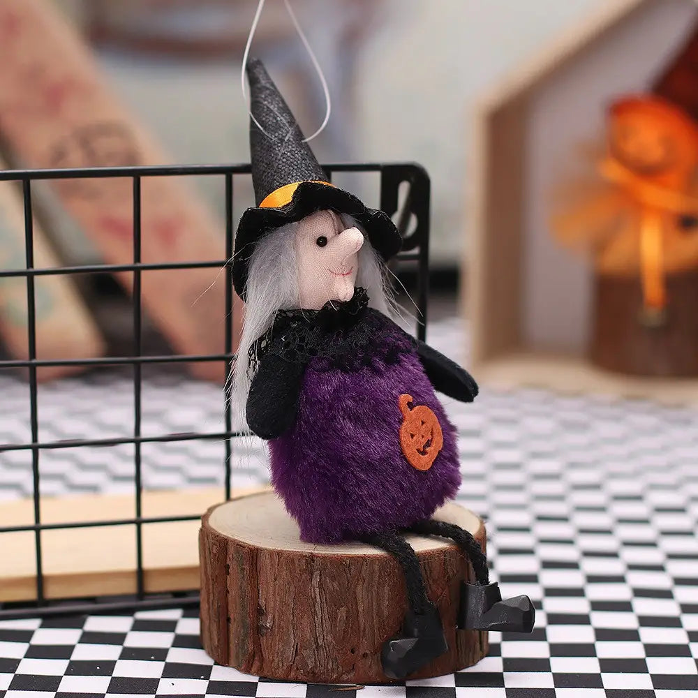 Colgante de adorno de halloween de bruja esponjosa morada, con sombrero puntiagudo negro, parche de calabaza naranja en el pecho y adorno de tela con ribete de encaje negro, colgante decorativo.