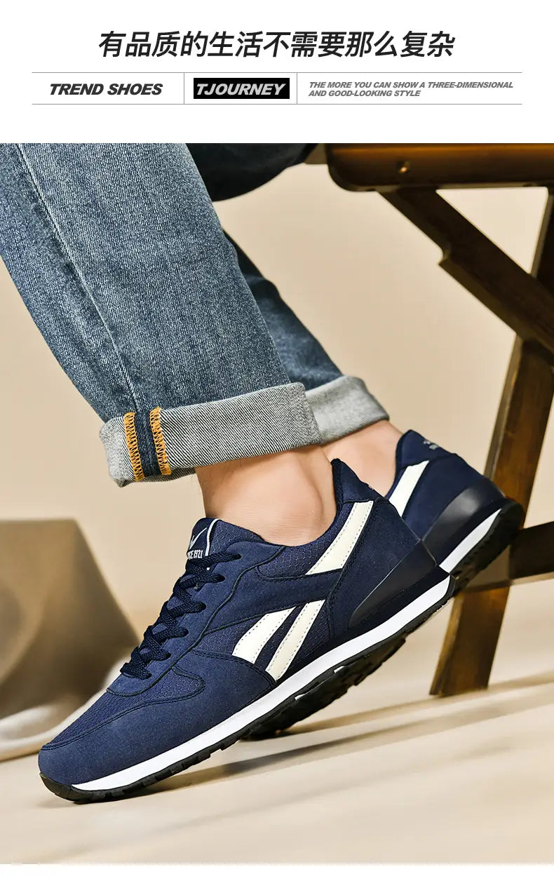 Marineblaue Wildleder-Herrenfreizeitsneaker mit weißen Streifen und schwarzer Gummisohle, ausgelegt für Gehen und den täglichen Gebrauch.