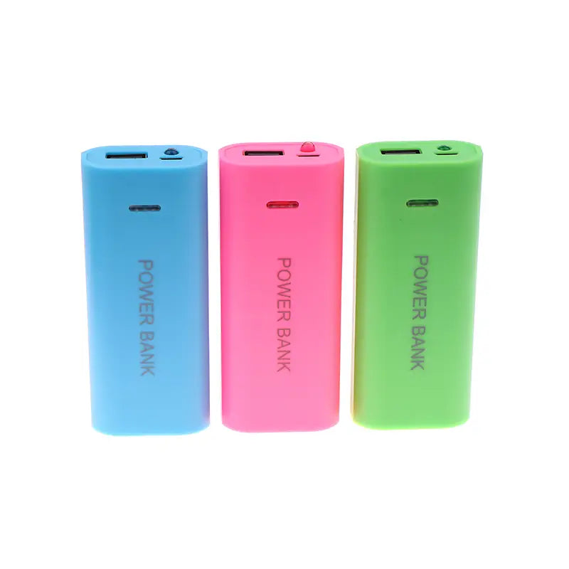 drei farbenfrohe rechteckige Powerbank-Gehäuse in Blau, Pink und Grün, entworfen für 2-Zellen-18650-Batterien, mit vertikal aufgedrucktem „Powerbank“ auf jedem