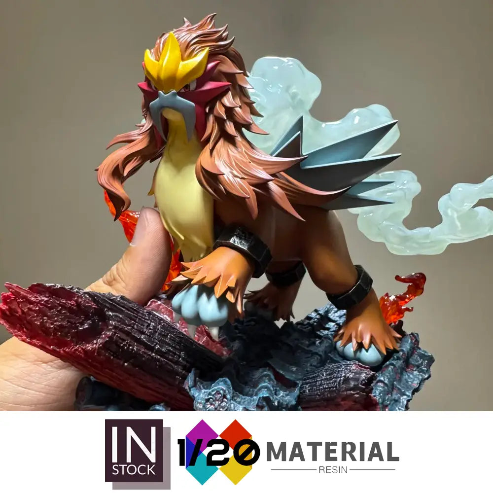 Figurina detallada de resina a escala 1/20 del Pokémon Arcanine, con pelaje vibrante naranja y amarillo y acentos rojos en el rostro y la llama de la cola, presentada en el producto de la base original brillante y quemada de torre de Ciudad Paleta.