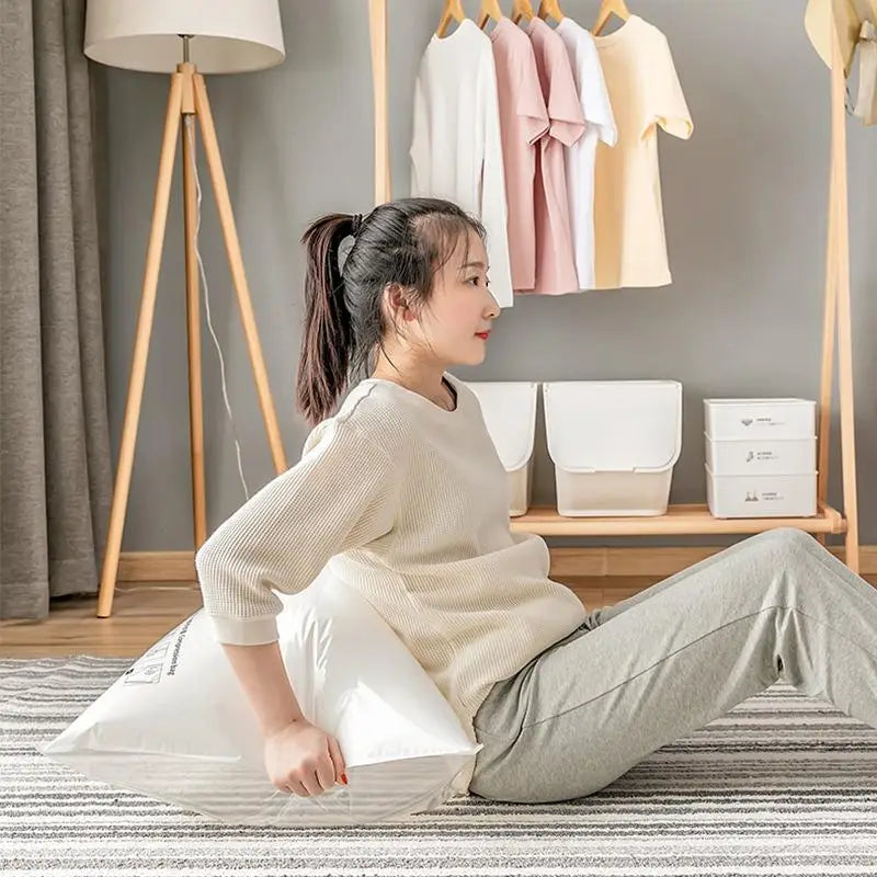 almohada blanca con una superficie acanalada con textura y un ribete estampado en gris sutil, hecha de material compuesto pa+pe, para bolsas de almacenamiento al vacío y ahorro de espacio