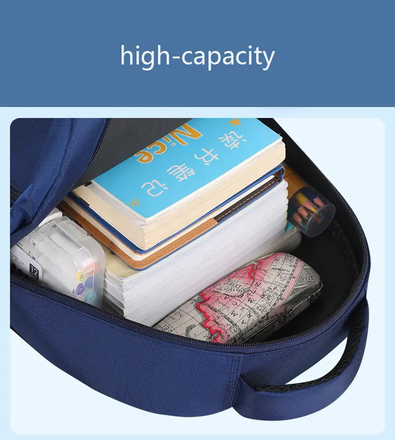 Der Jungen-Astronauten-Schulrucksack ist eine blaue, geräumige Tasche mit wasserabweisender, strukturierter Außenseite sowie Innenfächern, in denen Bücher und Schreibwaren aufbewahrt werden.