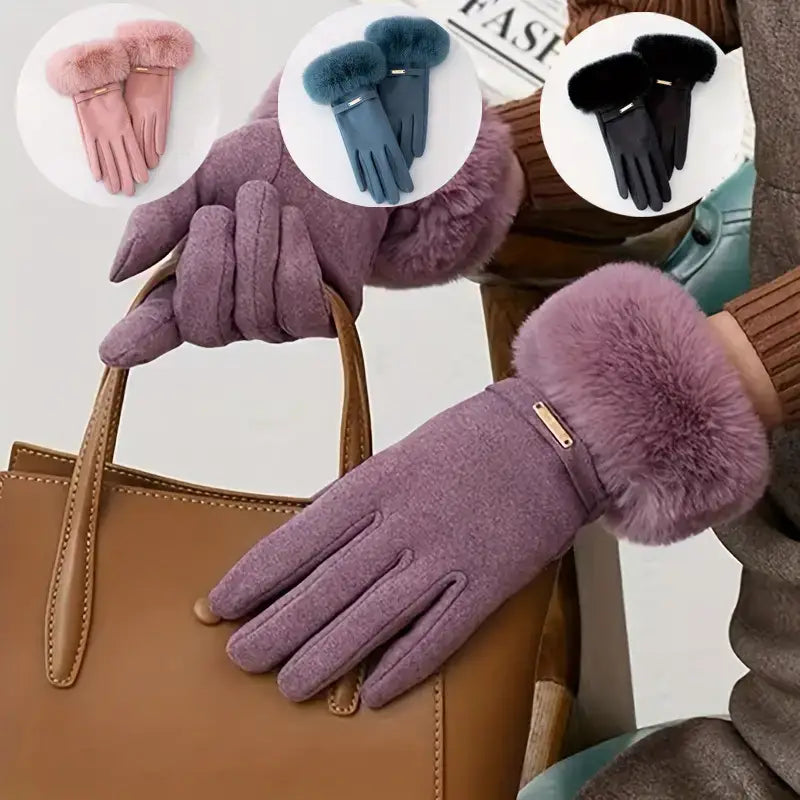 Damen-Touchscreen-Winterhandschuhe in Lila mit Kunstfellfutter und windabweisendem Design; elegantes, strukturiertes Obermaterial und metallischer Akzent, gezeigt von der Rückseite.