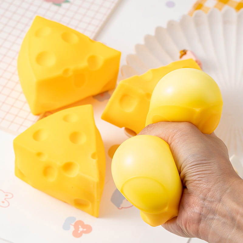 Boule antistress jaune en forme de fromage, qui s’écrase, en mousse à montée lente, conçue comme cadeau pour les fêtes de jouets sensoriels.