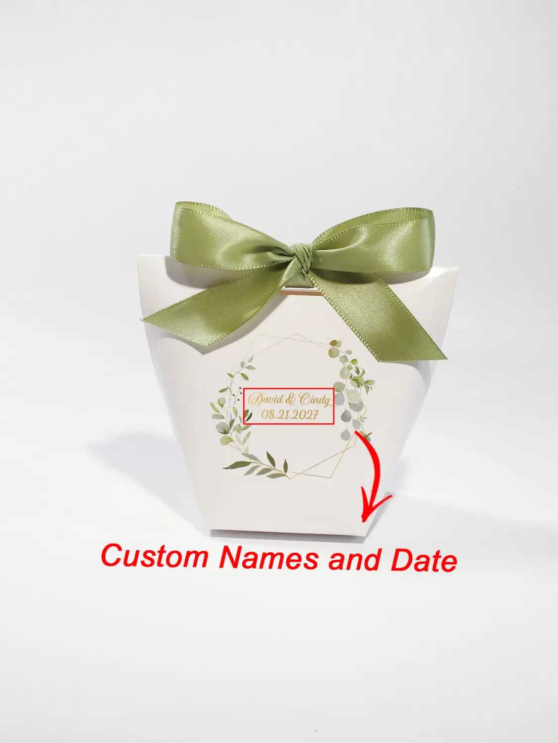 Boîte à faveur de mariage florale en papier blanc personnalisable, ornée d’un nœud en satin vert sauge et d’un délicat motif de couronne feuillagée, comprenant des noms et une date personnalisés.