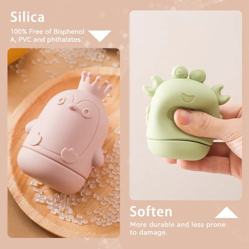 Weicher, pastellfarbener Silikon-Badeschwamm in Form eines süßen Pinguins mit Kronen- und Apfelmotiven im Design des Silikon-Koala-Baby-Badesprinkler-Spielzeugs.