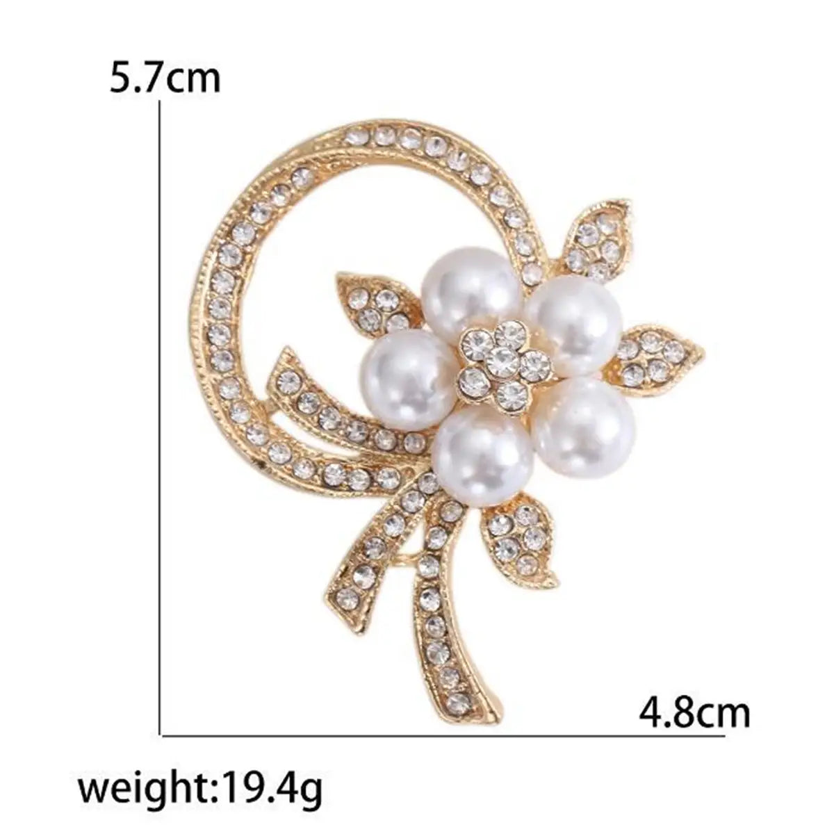 Broche floral con baño en tono dorado, adornado con perlas blancas y pedrería brillante, para alfiler de moda unisex de lujo.