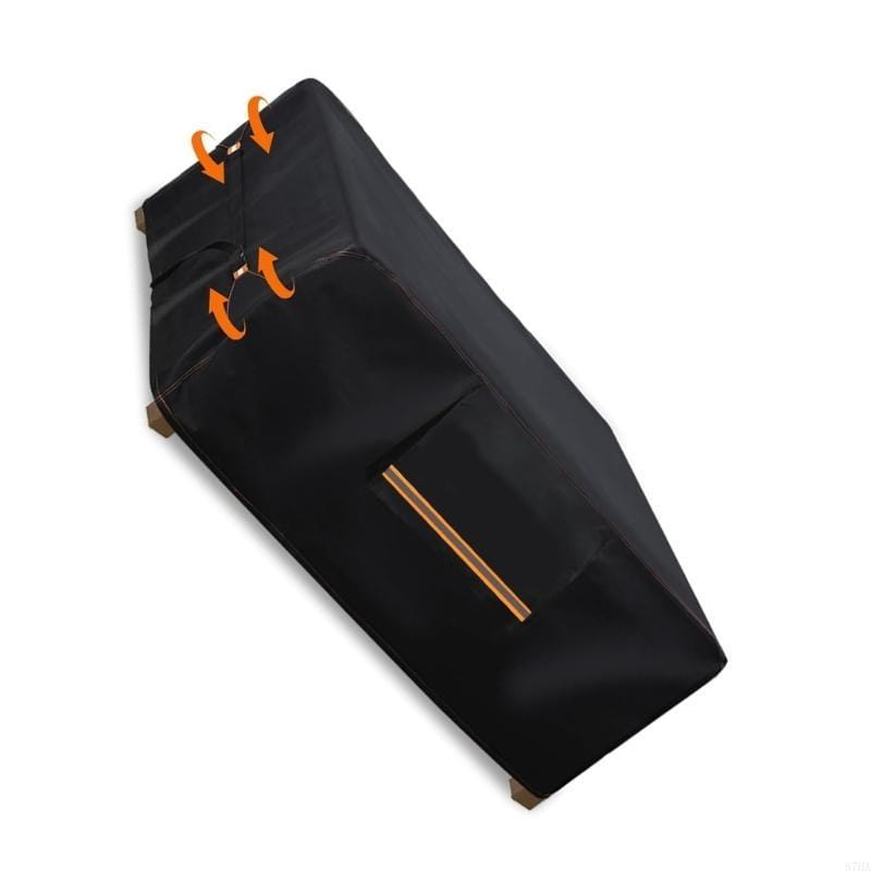 Funda negra impermeable para muebles de exterior hecha de tela Oxford con correas ajustables indicadas por flechas naranjas y un tirador de cremallera de color dorado.