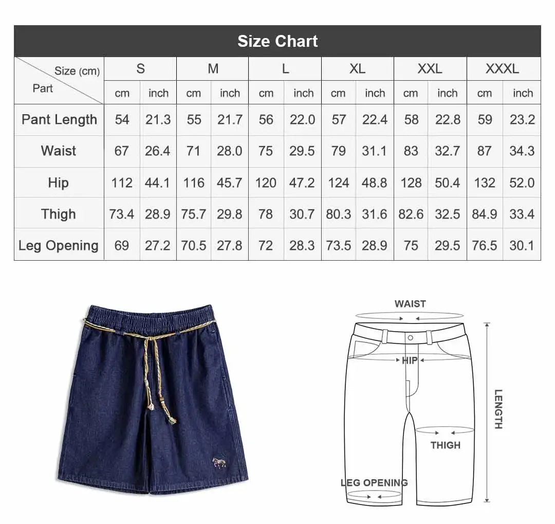 Dunkelblaue Jeansshorts für Herren mit Kordelzug in der Taille und einem bestickten Elefanten am unteren linken Bein.