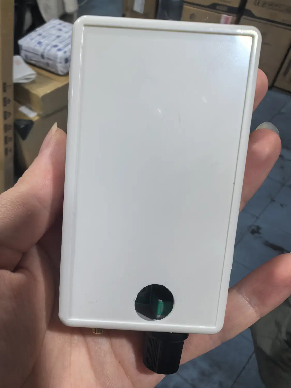 Régulateur de courant et de tension numérique rectangulaire en plastique blanc avec bouton circulaire noir et connecteur noir fixé, conçu pour des applications de 50 A, 60 A, 100 A.