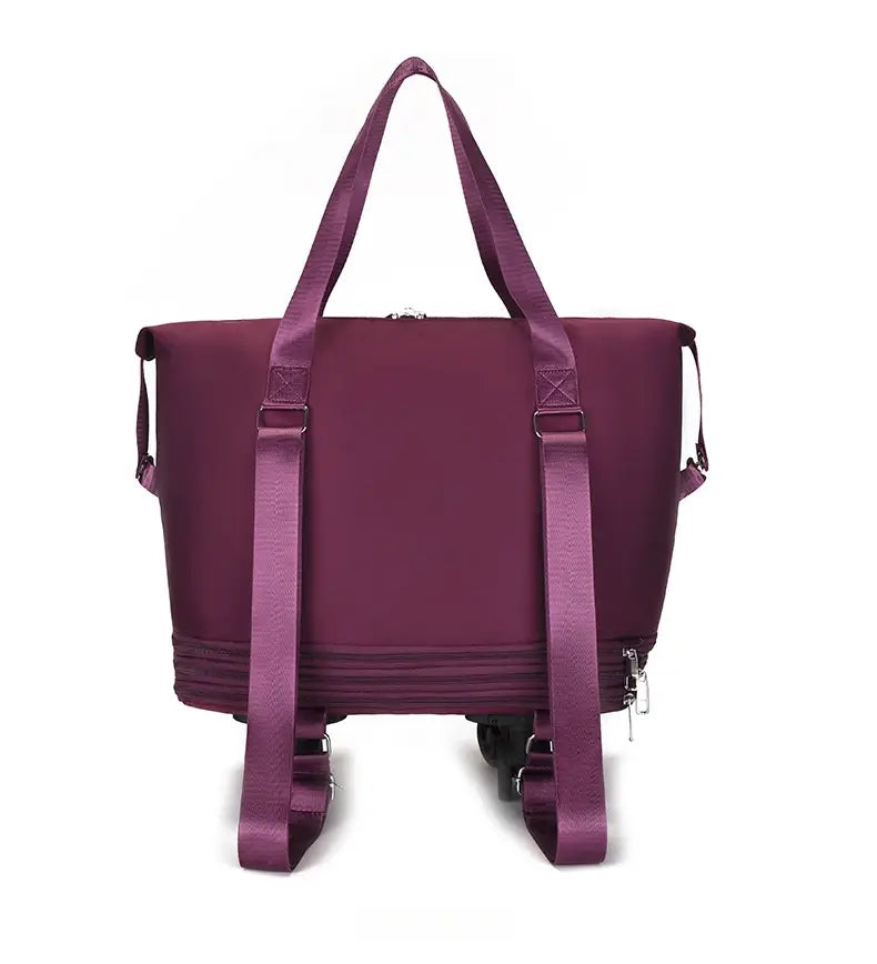 Un sac duffel roulant en nylon violet à grande capacité, avec des sangles d’épaule réglables et des compartiments à fermeture éclair sur l’avant, conçu pour le voyage.