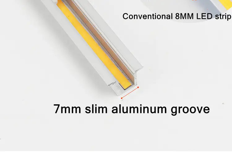 Una carcasa de canal de aluminio esbelta de 7 mm con una tira LED COB amarilla convencional de 8 mm, para aplicaciones de decoración del hogar de bricolaje, vista desde el ángulo frontal