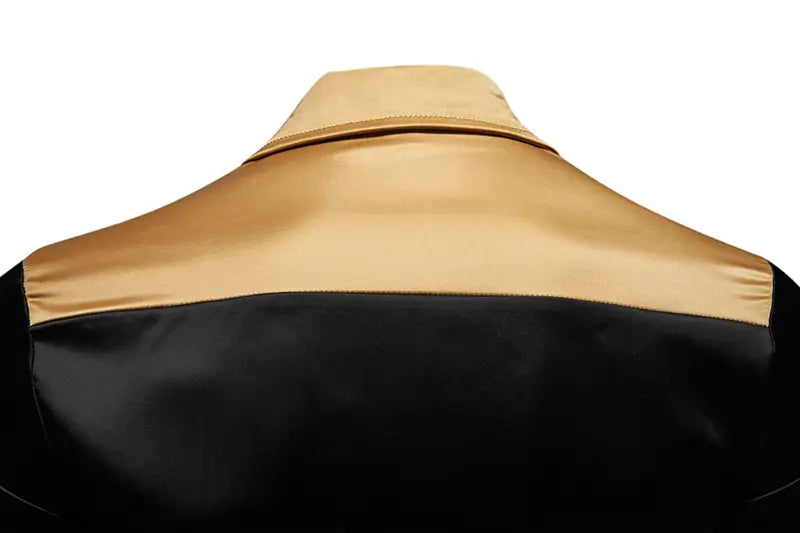 Ein elegantes schwarzes und goldfarbenes Satin-Herrenhemd mit markantem, strukturiertem Kragen und goldfarbenem Besatz.