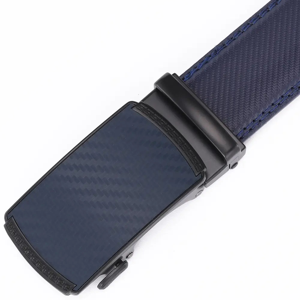 Dunkelblauer Ledergürtel für Herren mit automatischer Ausführung, mit Carbonfaser-Textur und schwarzer Metallschnalle, ausgelegt für luxuriöse Business-Bekleidung.
