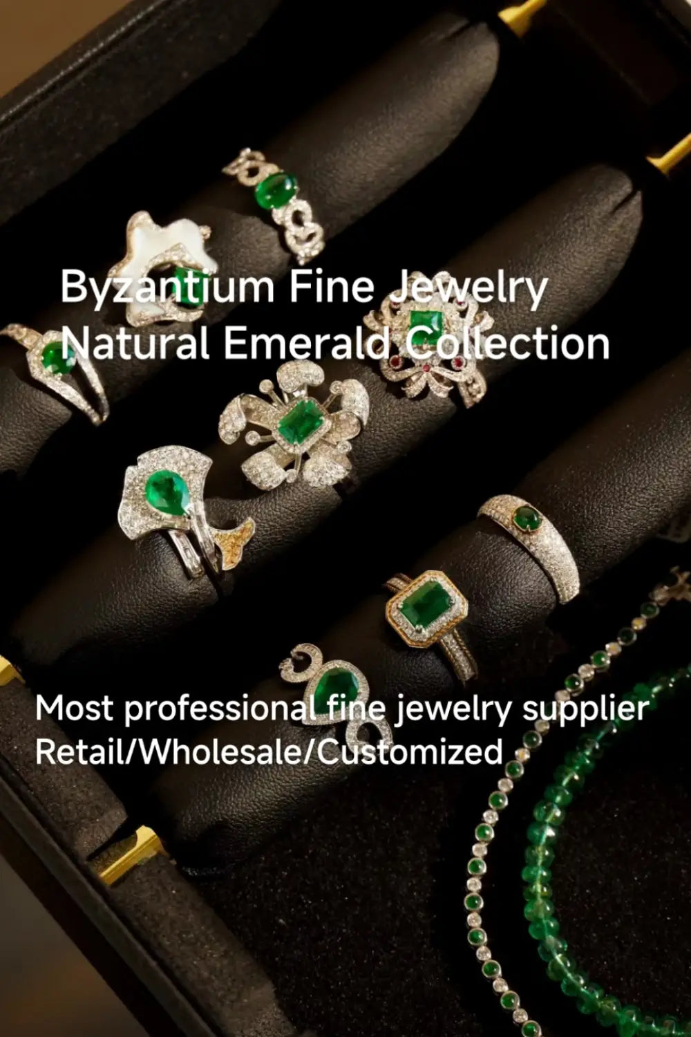 Eine Sammlung eleganter silberner Ringe mit natürlichen Smaragdsteinen und aufwendigen Diamantakzenten, präsentiert neben Ohrringen mit silbernen Tropfenquasten in Gold-Vermeil.