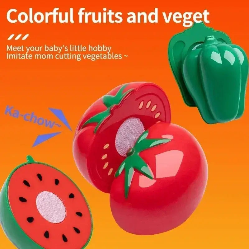Leuchtend rotes Tomaten-Spielzeug aus Kunststoff mit grünem Stiel und einer herausgeschnittenen Scheibe, die ein weißes, samenähnliches Inneres zeigt, aus dem Set für Küchenzubehör zum Spielen, Kochspielzeug für Kinder.