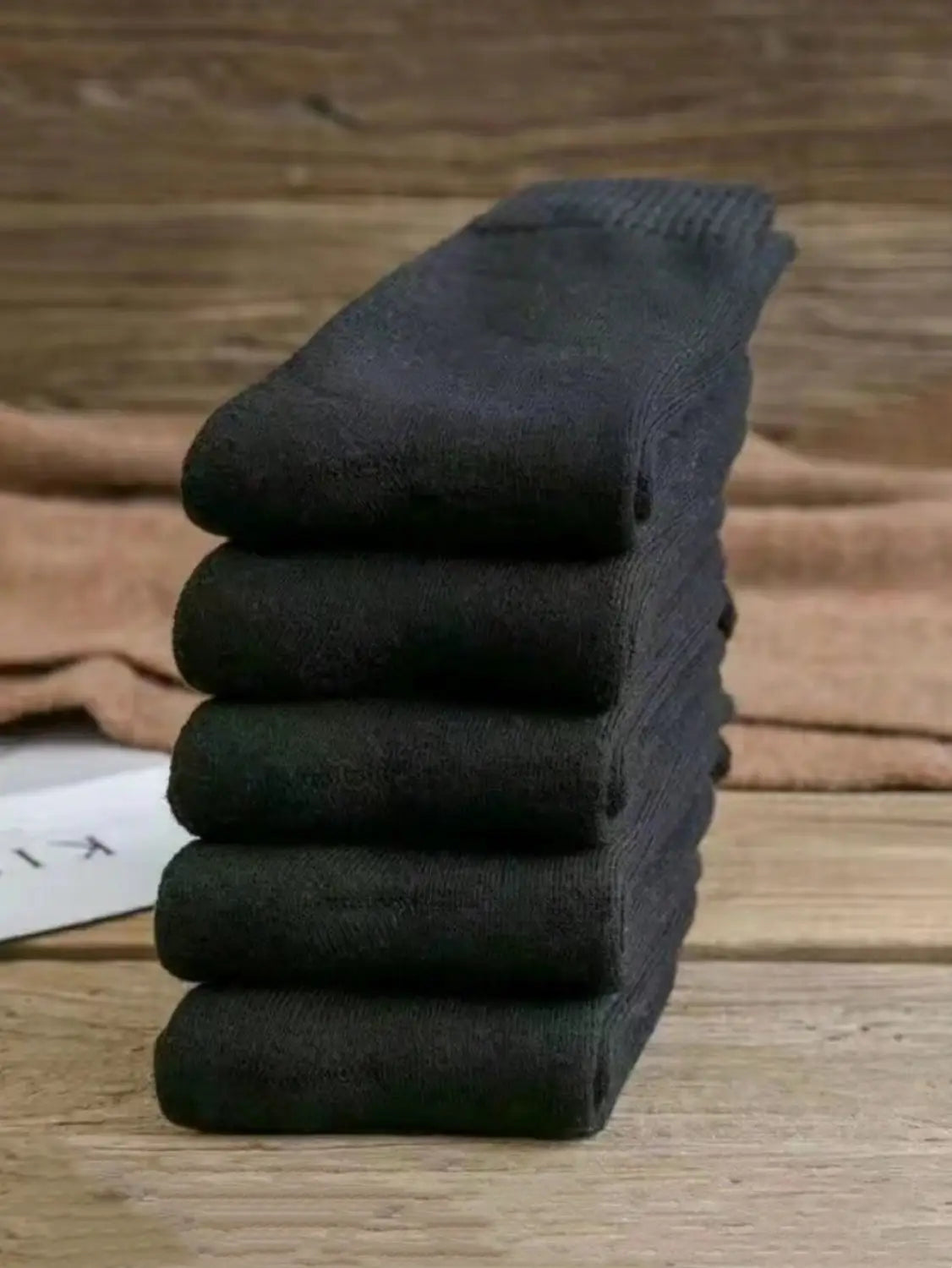 Pile de cinq chaussettes d’hiver thermiques en maille pour homme foncé gris anthracite, conçues pour la chaleur et le confort.