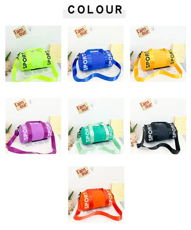 Kinder-Sporttasche für Sportreisen, Gym und Crossbody-Gepäck in leuchtendem Neon-Grün, Royalblau, Gelb, Lila, Türkis, Schwarz oder Orange mit kräftiger weißer Sportbeschriftung und passendem Schulterriemen.