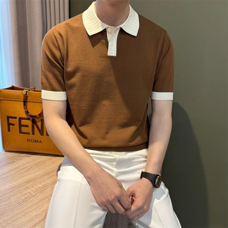 Camiseta tipo polo de punto con bloques de color marrón con cuello blanco y puños de las mangas, confeccionada en tejido de punto suave.