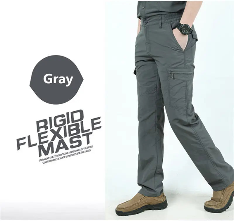 pantalons cargo tactiques légers pour homme en gris, avec plusieurs poches et une ceinture rigide et flexible.