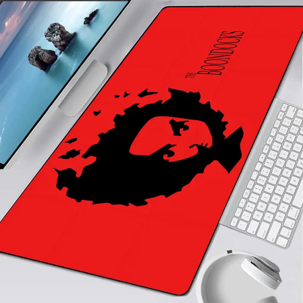 Rote rechteckige Gaming-Gummimatte für die Maus mit einer schwarzen Silhouette des „Boondocks“-Logos und dem Text „The Boondocks“ in Schwarz darüber