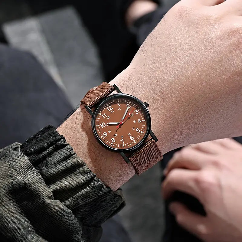 Militärisches Quarzarmbanduhr mit braunem geflochtenem Armband, passendem braunem Zifferblatt und schwarzer Lünette.