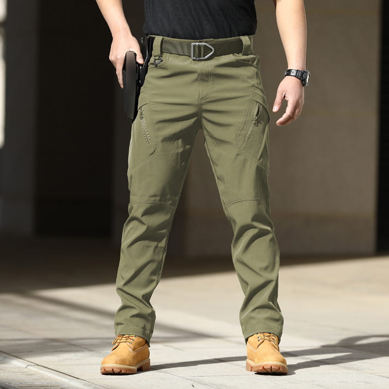 Wasserdichte taktische Cargo-Hose für Herren in Olivgrün mit mehreren Cargo-Taschen und einer robusten Bundschlaufen-Design.