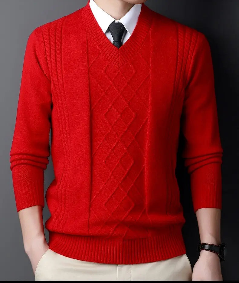 Herren-V-Ausschnitt-Strickpullover in leuchtendem Rot mit aufwendigen Diamant- und Zopfmuster-Designs, entworfen als lässiger Winterpullover.