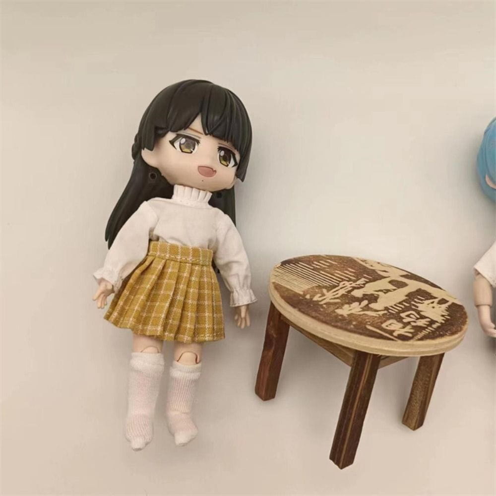 ミニスクール衣装で、白いタートルネックと黄色のチェック柄プリーツスカートを着用したチビ風のOb11ドール。
