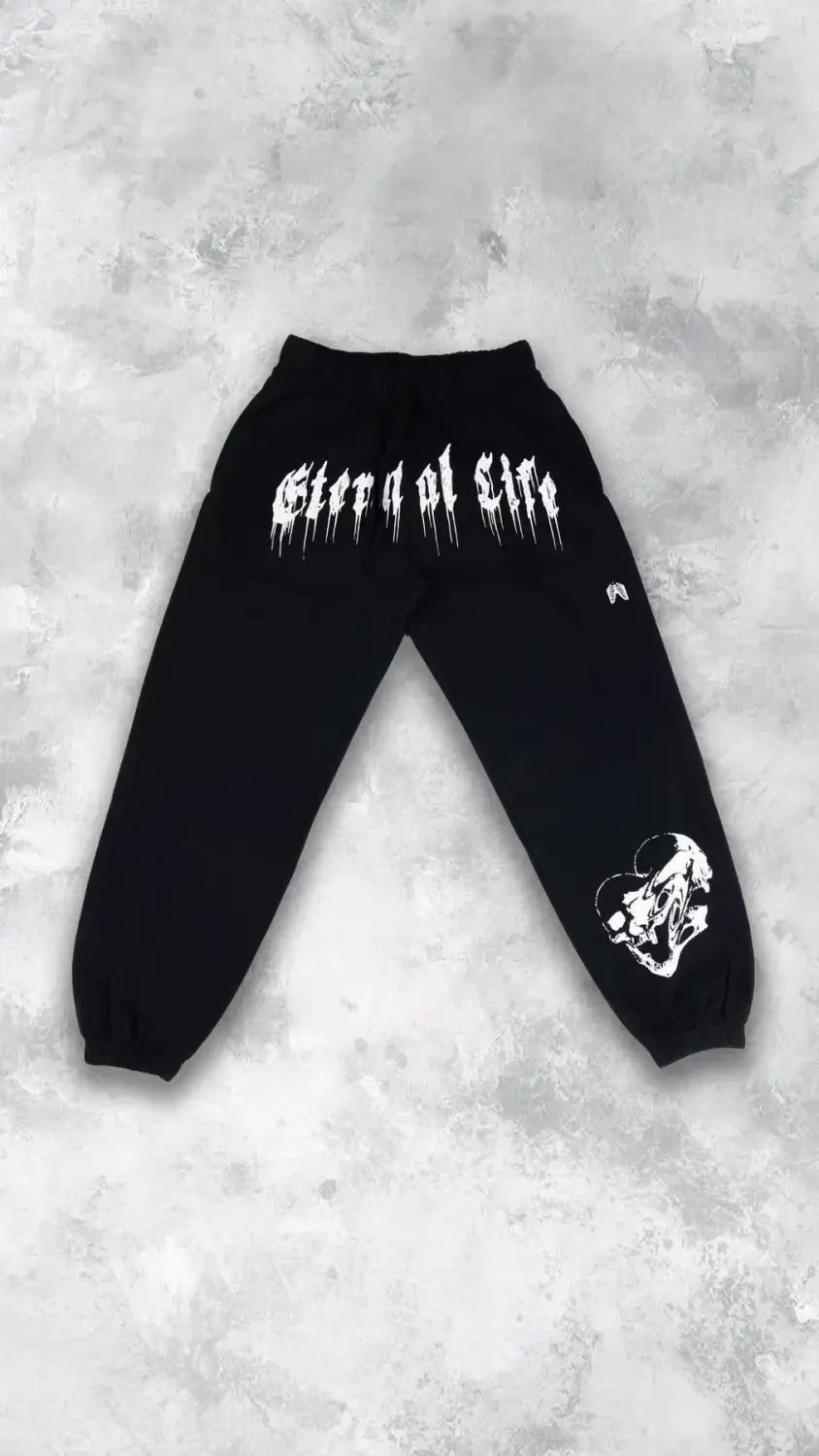 Pantalons d’entraînement graphiques pour hommes, sweatpants d’entraînement, en coton noir, avec des lettres de style graffiti blanc sur la ceinture et un graphisme assorti sur la partie inférieure de la jambe.