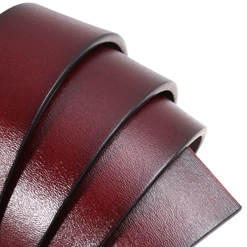 Une sangle en cuir à cliquet sans trous 3,5 cm pour homme, en cuir bordeaux riche, avec une surface lisse légèrement texturée et des bords noirs cousus.