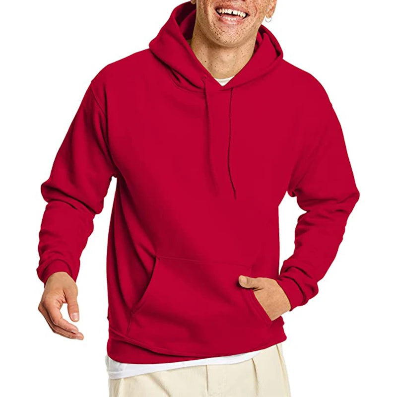 Ein kräftiger roter übergroßer Fleece-Pullover mit Kapuze aus schlichtem Baumwollstoff für Herren mit Fronttasche und Kordelzügen.