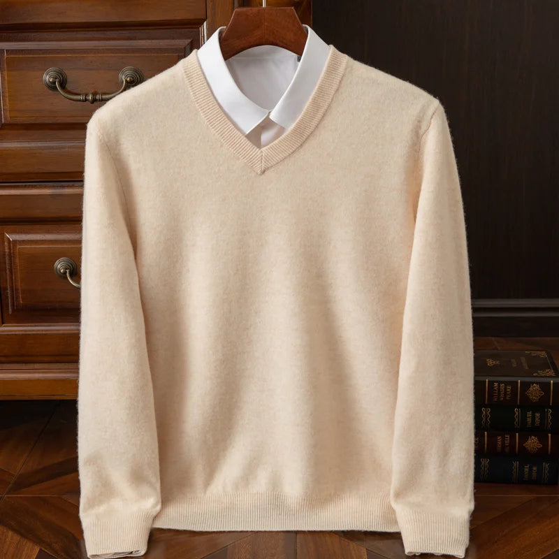 Ecrufarbener Herren-Merino-Cashmere-V-Ausschnitt-Pullover mit weich strukturierter Strickung und gerippten Bündchen.