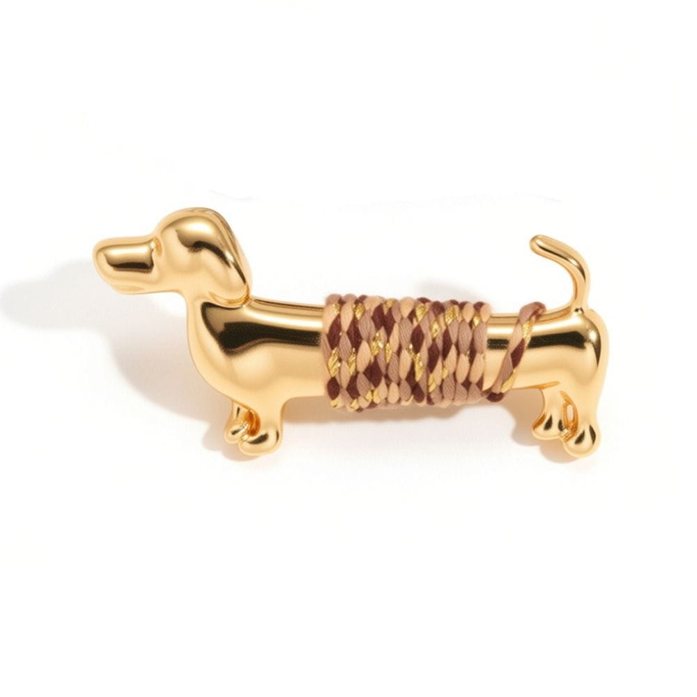broche à revers en forme de teckel de couleur dorée, avec un motif tissé brun et or enroulé autour de sa partie médiane, pour la collection de broches animalières.