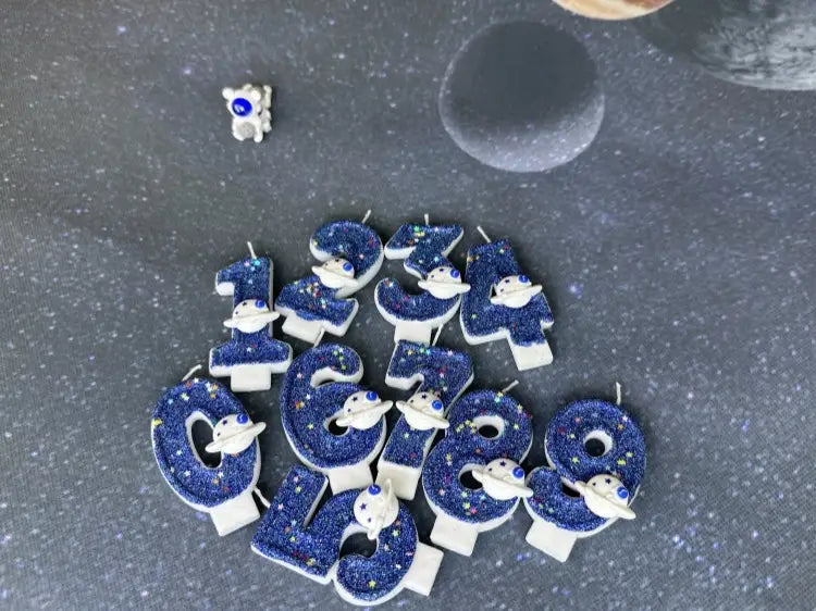 Velas azules con brillo temáticas de astronautas para cumpleaños, con bases blancas y pequeñas figuras de alienígenas, como adorno para pastel de fiesta planetaria de velas de cumpleaños numerales del espacio.