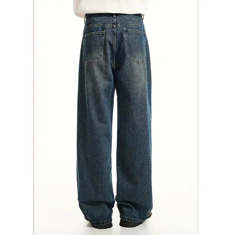 Herren schwarze Wide-Leg-Denim-Jeans, von der Rückseite dargestellt, mit hochtailliertem Design, weiterbeiniger Passform, mittelblauem Waschton, klassischen Gesäßtaschen und gestickten Details.